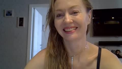 Snapshot of zarinaswift chatting on 10-26-25, 06:19 Zarina Swift online show from 10-26-25, 06:19