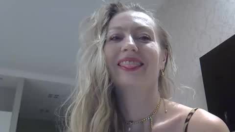 Snapshot of zarinaswift chatting on 11-15-25, 12:02 Zarina Swift online show from 11-15-25, 12:02