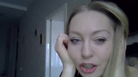 Snapshot of zarinaswift chatting on 11-24-25, 04:23 Zarina Swift online show from 11-24-25, 04:23