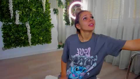 Snapshot of zinasquirts chatting on 10-12-25, 10:03 Galli online show from 10-12-25, 10:03