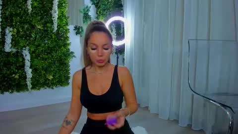 Snapshot of zinasquirts chatting on 10-19-25, 07:25 Galli online show from 10-19-25, 07:25