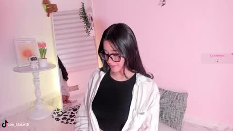 Snapshot of zoe_blake18 chatting on 10-17-25, 10:56 Zoe online show from 10-17-25, 10:56