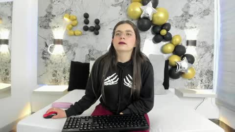 Zoe online show from 04-15-26, 12:01