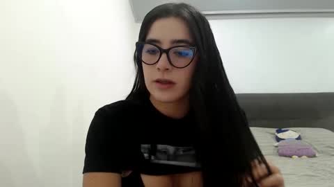 Snapshot of zoe_mill33r chatting on 01-12-26, 06:13 Zoe online show from 01-12-26, 06:13