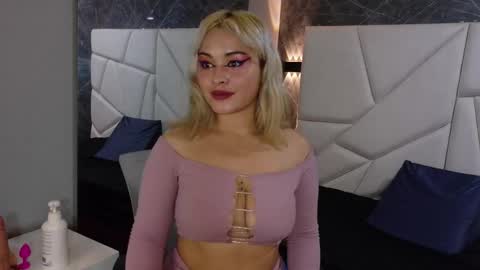 Zoe online show from 12-21-25, 04:03