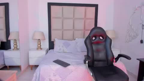 Zoecarrter online show from 10-02-25, 06:37