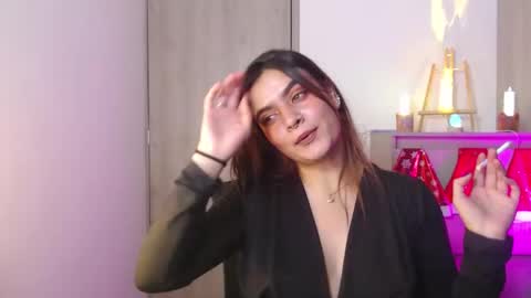 Snapshot of zoee_t chatting on 11-27-25, 02:13 Zoee online show from 11-27-25, 02:13