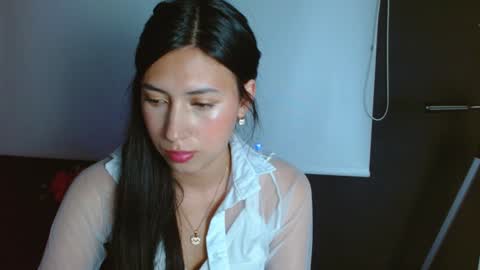 Snapshot of zoegp chatting on 12-11-24, 07:09 Laura online show from 12-11-24, 07:09