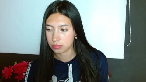 Snapshot of zoegp chatting on 12-20-24, 07:55 Laura online show from 12-20-24, 07:55