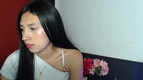 Snapshot of zoegp chatting on 01-09-25, 04:41 Laura online show from 01-09-25, 04:41