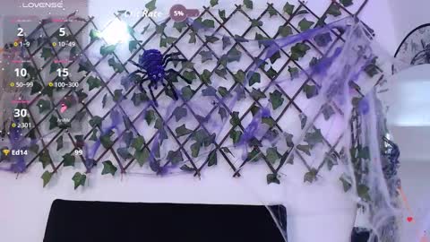 Snapshot of zoegp chatting on 10-19-25, 06:36 Laura online show from 10-19-25, 06:36