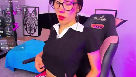 Snapshot of zoegp chatting on 12-03-25, 05:04 Laura online show from 12-03-25, 05:04