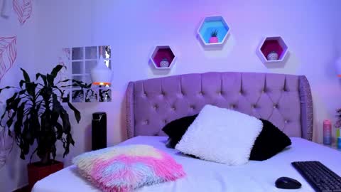 Zoe online show from 01-14-25, 03:57