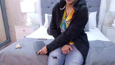 Zoe Krug online show from 10-10-25, 01:10