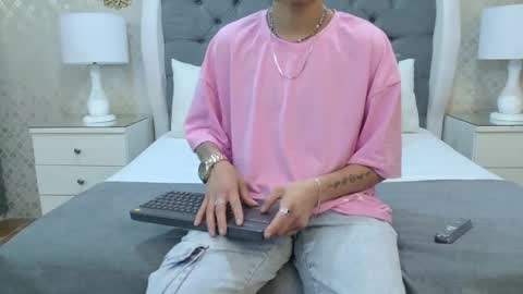 Zoe Krug online show from 11-08-25, 11:43