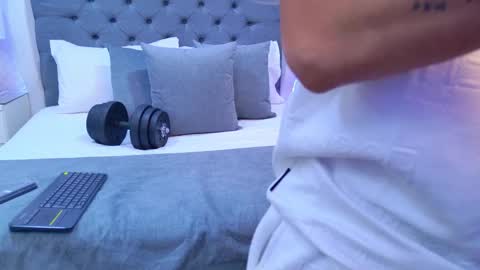 Zoe Krug online show from 11-28-25, 08:11