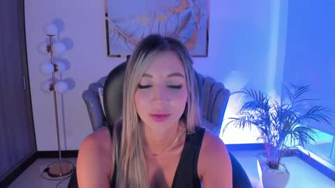 Snapshot of zoepresley chatting on 02-01-25, 10:13 Zoe Presley online show from 02-01-25, 10:13