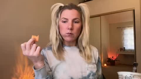 Zoeydanner online show from 01-21-25, 07:06