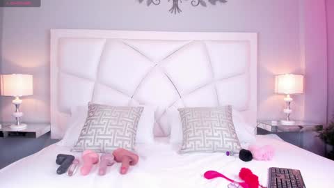 Snapshot of zoeysnow chatting on 02-07-25, 11:56 Z O E online show from 02-07-25, 11:56