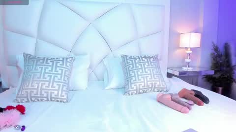 Snapshot of zoeysnow chatting on 03-01-25, 11:39 Z O E online show from 03-01-25, 11:39