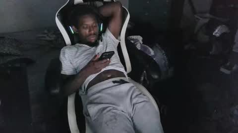 Snapshot of zoneingout chatting on 11-13-25, 03:38 zoneingout online show from 11-13-25, 03:38