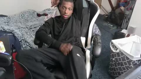 Snapshot of zoneingout chatting on 12-14-25, 05:24 zoneingout online show from 12-14-25, 05:24