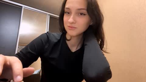 Snapshot of zoraidaartale chatting on 12-17-25, 02:23 Lisa online show from 12-17-25, 02:23