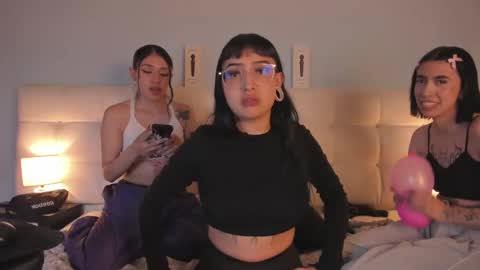 Snapshot of zowi_hottiee chatting on 02-01-25, 06:10 cintya kors online show from 02-01-25, 06:10