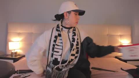 Snapshot of zowi_hottiee chatting on 02-05-25, 02:19 cintya kors online show from 02-05-25, 02:19