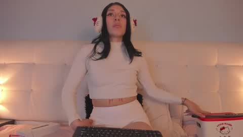 Snapshot of zowi_hottiee chatting on 02-06-25, 09:00 cintya kors online show from 02-06-25, 09:00