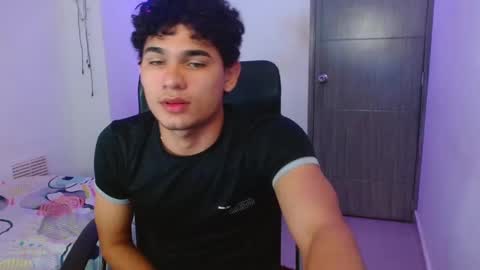 Snapshot of zyrosxk chatting on 02-17-25, 10:07 antonio felipe online show from 02-17-25, 10:07