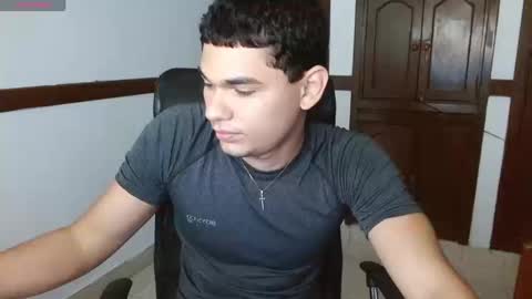 Snapshot of zyrosxk chatting on 09-19-25, 01:01 antonio felipe online show from 09-19-25, 01:01