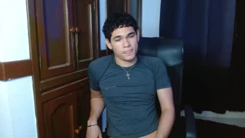 Snapshot of zyrosxk chatting on 10-22-25, 06:13 antonio felipe online show from 10-22-25, 06:13