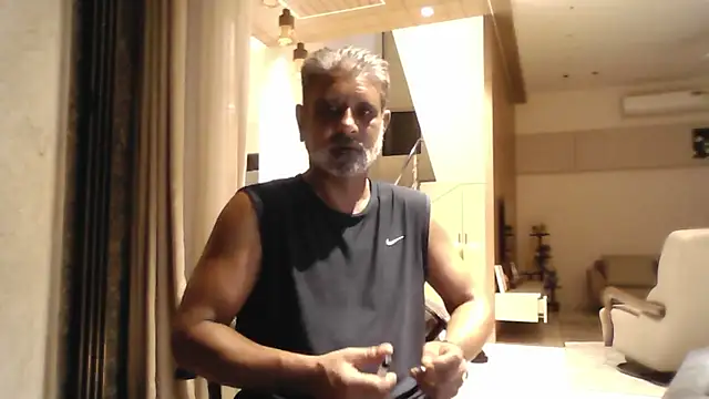 Snapshot of OnlineBossUK chatting on 05-27-26, 05:32 OnlineBossUK online show from 05-27-26, 05:32