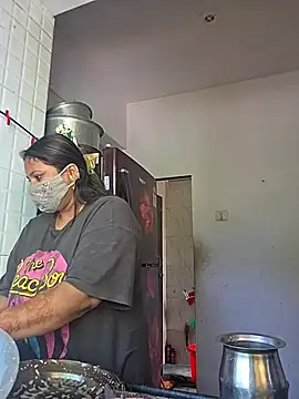 MOM-SUN-COUPLE online show from 10-13-25, 08:58