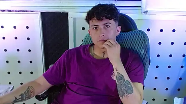 Snapshot of Darko0717 chatting on 09-16-25, 01:17 Darko0717 online show from 09-16-25, 01:17