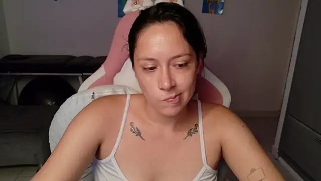 Snapshot of MommyMiaWs chatting on 06-12-26, 05:12 MommyMiaWs online show from 06-12-26, 05:12