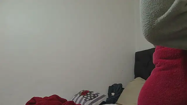 Snapshot of sluttylaura21 chatting on 05-14-26, 06:53 sluttylaura21 online show from 05-14-26, 06:53