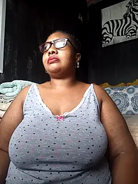 Snapshot of YELLOW_BONE chatting on 03-16-25, 10:11 YELLOW BONE online show from 03-16-25, 10:11