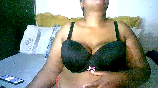 Snapshot of YELLOW_BONE chatting on 09-17-25, 08:16 YELLOW BONE online show from 09-17-25, 08:16