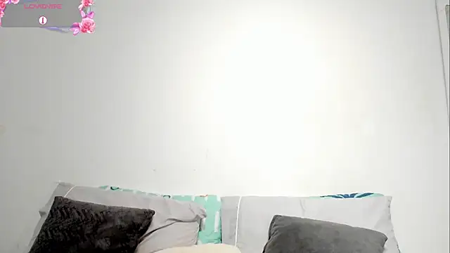 Snapshot of Estrella_Duran chatting on 03-18-25, 10:48 Estrella Duran online show from 03-18-25, 10:48