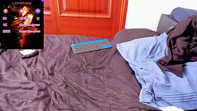 Snapshot of Aron_Baylor chatting on 10-16-25, 12:28 Aron Baylor online show from 10-16-25, 12:28