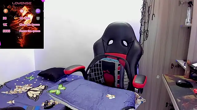 Snapshot of Aron_Baylor chatting on 10-19-25, 06:47 Aron Baylor online show from 10-19-25, 06:47