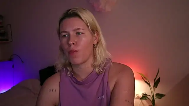 Snapshot of moonamii chatting on 02-13-25, 05:01 moonamii online show from 02-13-25, 05:01