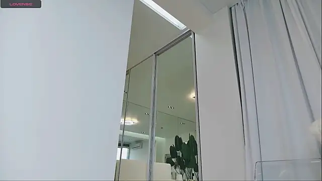 Snapshot of wowEva chatting on 03-20-25, 08:20 wowEva online show from 03-20-25, 08:20