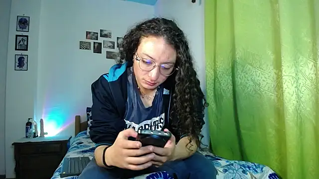 Snapshot of monkeywillwhite chatting on 11-04-25, 01:59 monkeywillwhite online show from 11-04-25, 01:59