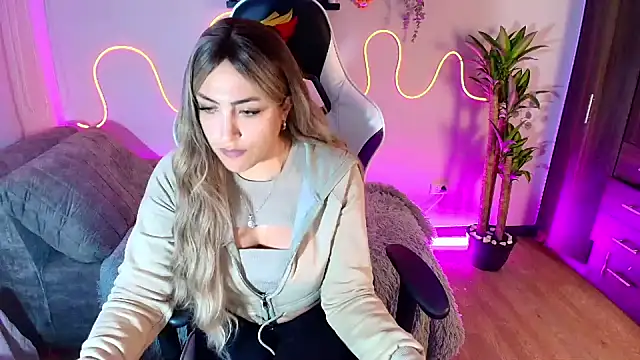 Snapshot of a_belladanger chatting on 02-19-25, 02:12 a belladanger online show from 02-19-25, 02:12