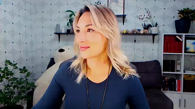 Snapshot of MillaXQueen chatting on 11-16-25, 05:57 MillaXQueen online show from 11-16-25, 05:57