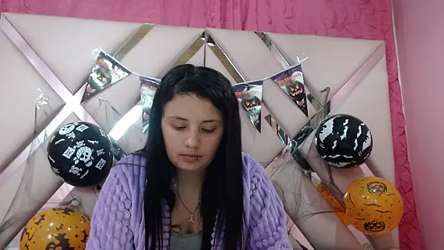 Snapshot of nathaly_low1 chatting on 10-15-25, 02:22 nathaly low1 online show from 10-15-25, 02:22