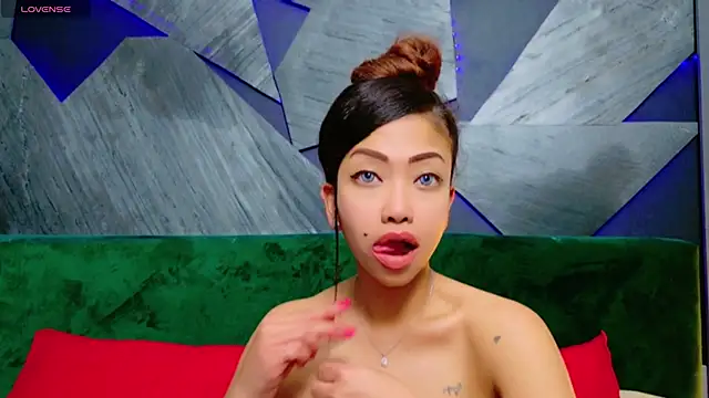 Snapshot of ElyaQuinn chatting on 01-25-25, 02:14 ElyaQuinn online show from 01-25-25, 02:14